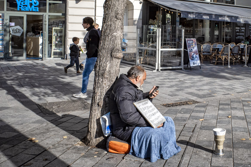 STRAATFOTOGRAFIE  De vrijheid van kijken, luisteren, voelen en slenteren.  Mijn plezier zit in het vastleggen van ‘gewone’ momenten met een verhalend karakter. Soms raadselachtig, grappig of ernstig. Het lijkt de waarheid maar is het niet. Het is de interpretatie van jou (en mij) van een moment van de werkelijkheid.